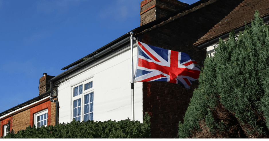 ingiltere-okumak ingiltere'de bir okul ve ingiltere bayrağı